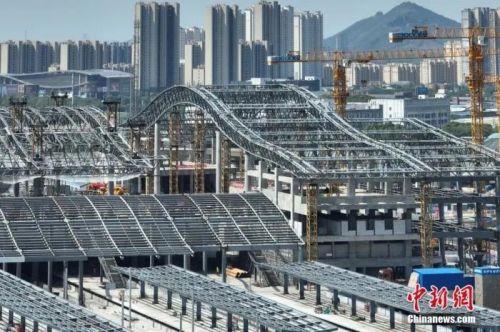 圖為航拍南沿江鐵路江陰站站房屋面鋼結(jié)構(gòu)桁架整體提升現(xiàn)場(chǎng)。(無人機(jī)照片) 中新社記者 泱波 攝